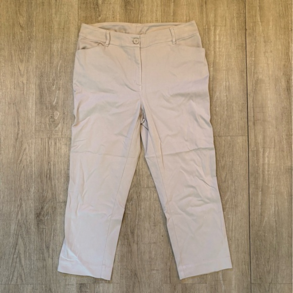 Chicos Perfect Stretch Beige Capris size 1 (medium equivalent)